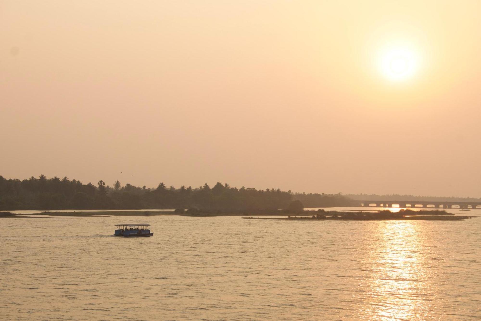 Victoria'S River View Resort Пондичери Екстериор снимка